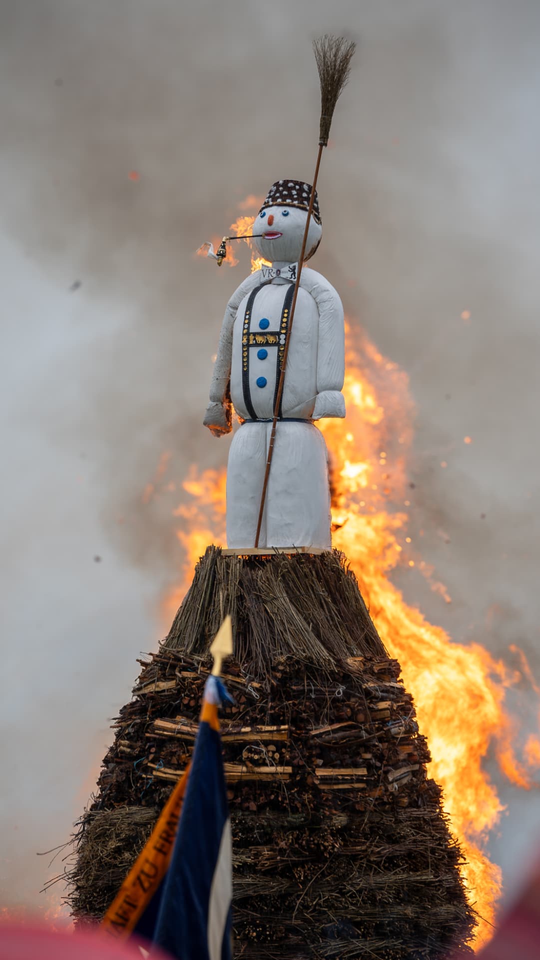 Brennender Böögg auf dem Holzstoss